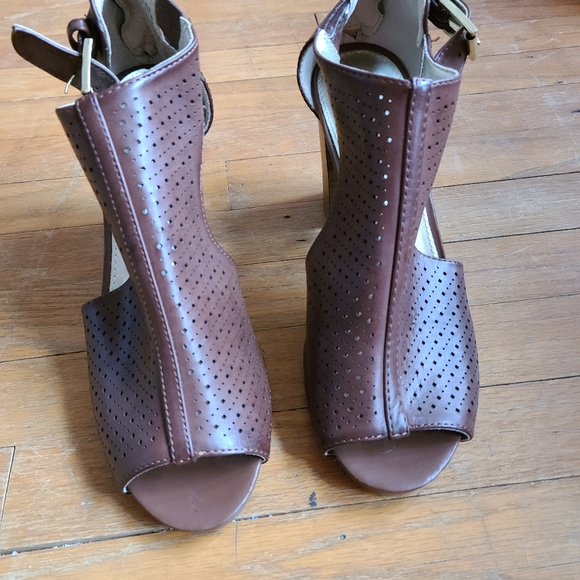 Brown lazer cut block heels - Picture 4 of 4